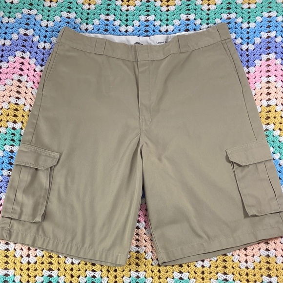 Dickies Khaki Tan Cargo Shorts for Men Size 44 - Picture 1 of 14